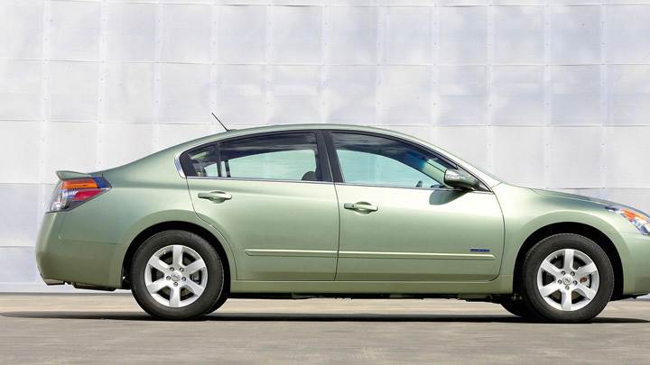 Side Pose Of 2008 Nissan Altima Hybrid In Green